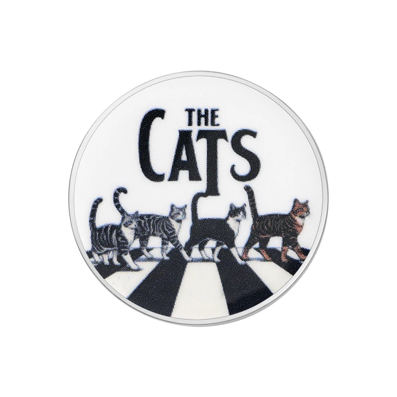 Broche émail circulaire avec le texte THE CATS au-dessus de silhouettes de plusieurs chats marchant sur une bande blanche.