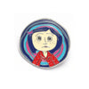 Broche émail représentant un visage de dessin animé stylisé avec des cheveux noirs et des accents roses sur un fond bleu.
