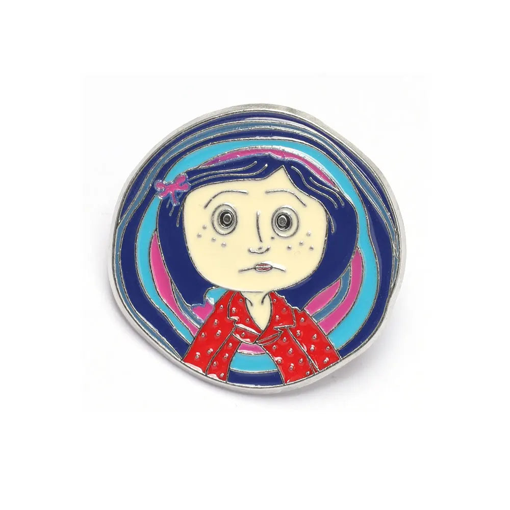 Broche émail représentant un visage de dessin animé stylisé avec des cheveux noirs et des accents roses sur un fond bleu.