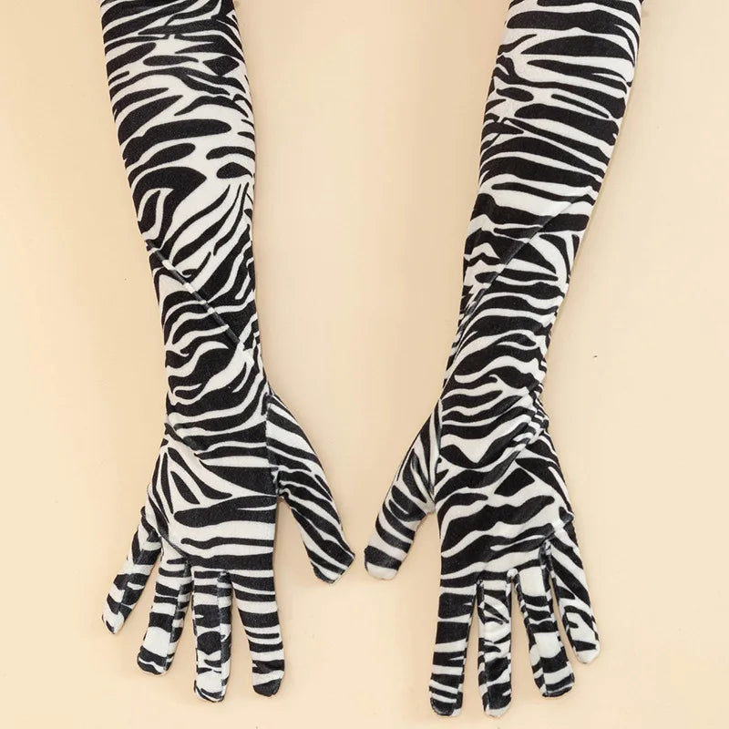 Ein Paar schwarz-weißes Leopardenmuster-Langhand-Performance-Handschuhe vor hellem Hintergrund.
