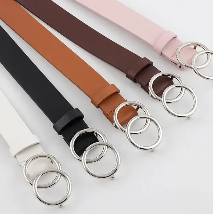 Eine Kollektion von Damen-Doppelring-Waistbändern aus Kunstleder in verschiedenen Farben wie Schwarz, Braun, Pink und Beige.
