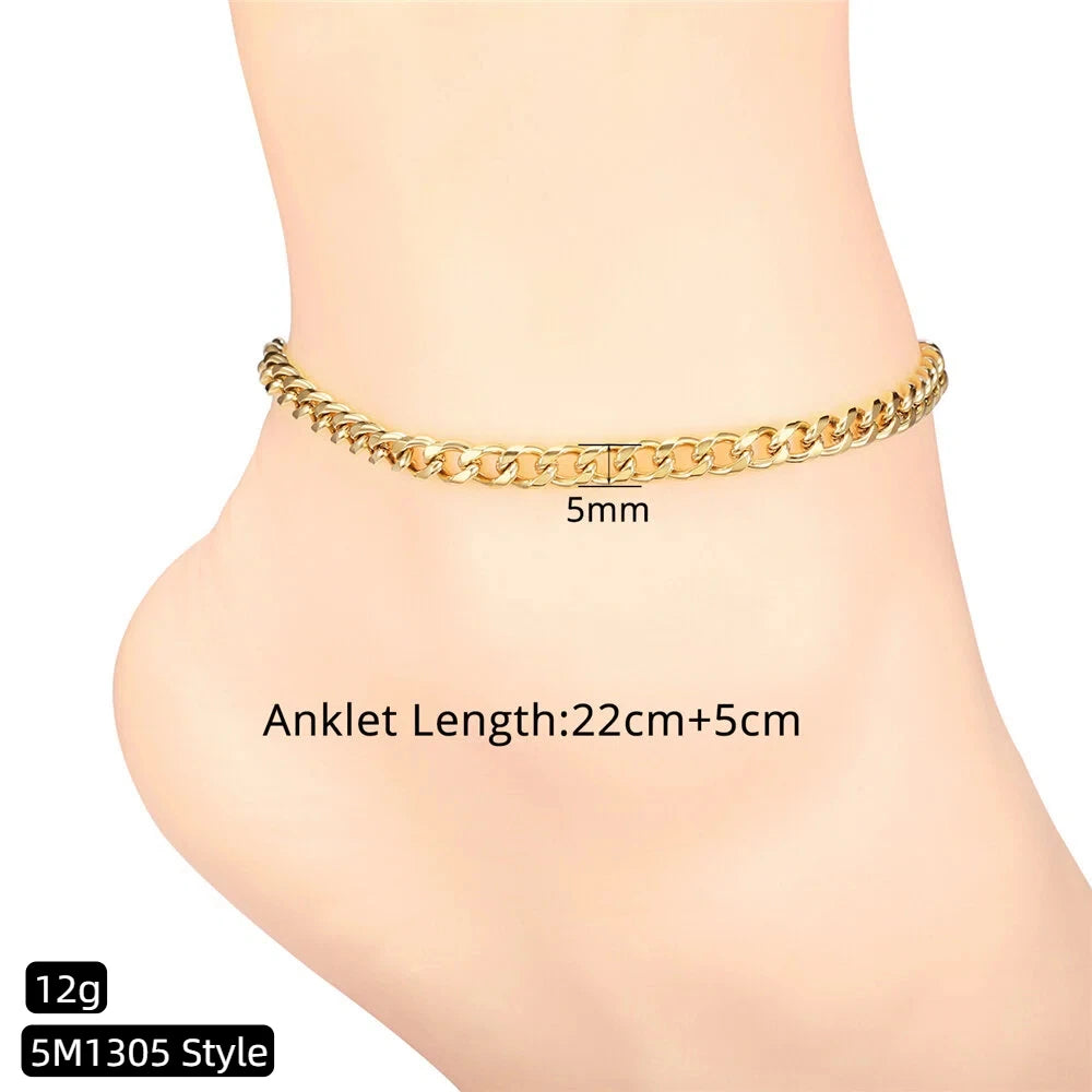 سوار قدم من الفولاذ المقاوم للصدأ بتصميم Cuban link يُعرض على كاحل شخص.