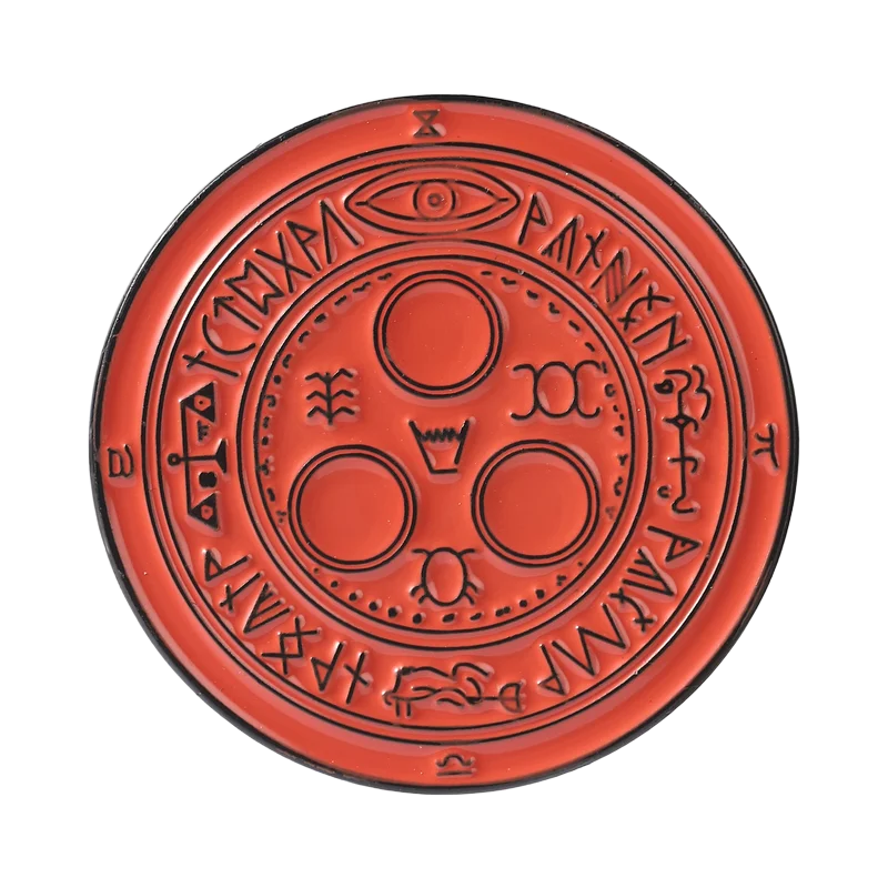 Runde Emailpin mit alten ägyptischen Hieroglyphen und Symbolen in rot-orange Farbe.