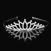 Tiara y corona de princesa de cristal brillante para el cabello, exhibida contra un fondo negro.