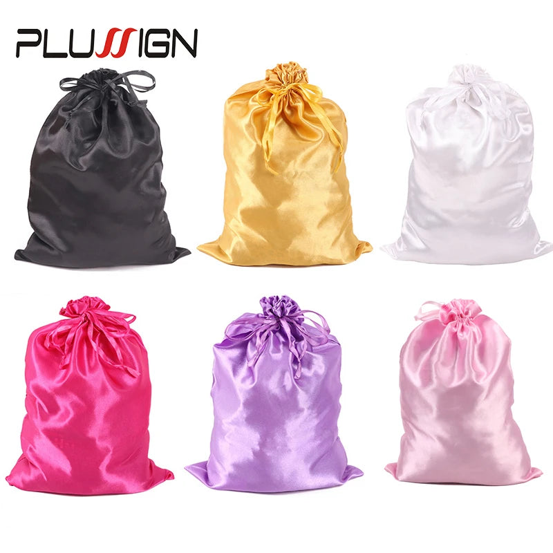 Eine Sammlung von Satin-Aufbewahrungstaschen in Schwarz, Gold, Weiß, Pink und Lila.
