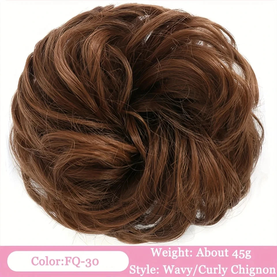 Nahaufnahme einer braunen gewellten/lockigen Chignon-Frisur aus natürlichen synthetischen Haarbänder.