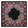 Reichhaltig besticktes Textil mit Paisley- und Blumenmustern in Rot-, Rosa-, Schwarz- und Goldtönen.