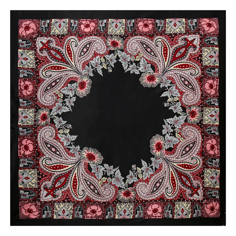 Reichhaltig besticktes Textil mit Paisley- und Blumenmustern in Rot-, Rosa-, Schwarz- und Goldtönen.