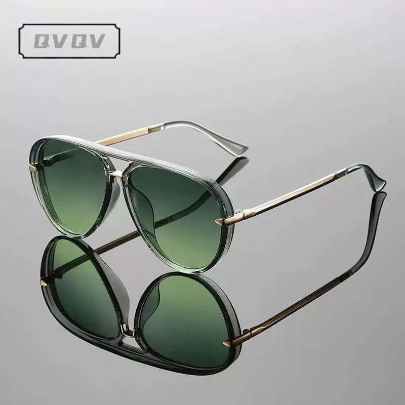 Lunettes de pilot vintage avec cadre en métal et verres teintés verts, sur fond gris