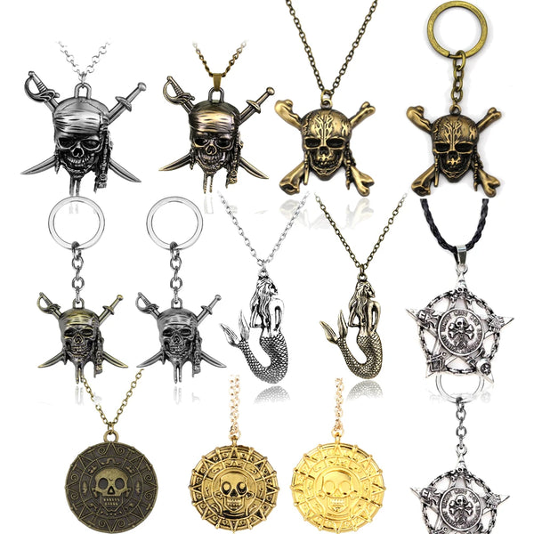 Eine Sammlung von Totenkopf-Anhängerketten in Gold- und Silbertönen.