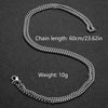 Chaîne de cou Cuban link en acier inoxydable argenté, disposée sur une surface sombre avec des mesures