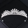 Tiara et couronne en strass cristal brillants sur une surface sombre.