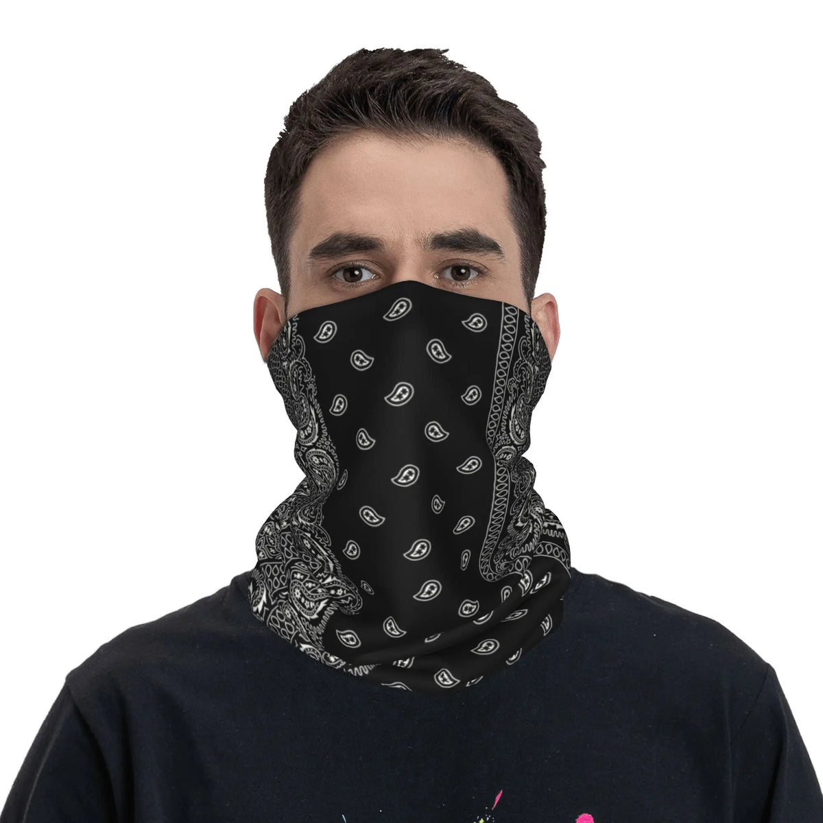 Un hombre vistiendo una bufanda estilo chicano de paisley negra alrededor del cuello.