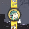 Gelbe Uhr mit einer Cartoon-Figur, die eine blaue Stirnband und den Text HAHA am Armband trägt.