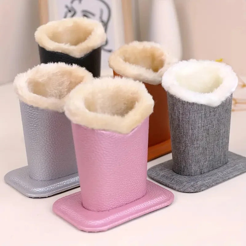 Ein Set aus Plüsch-Brillenhaltern in verschiedenen Graustufen und Pink mit weißem Kunstfellfutter.