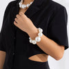 Une femme porte un collier imitation perles élégant.
