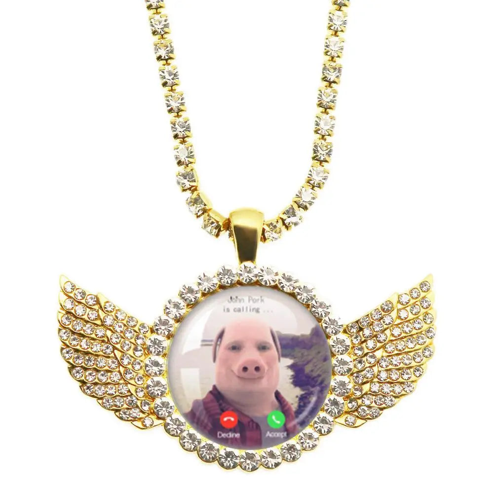 Collar con dije de alas de ángel y un charm divertido de cerdo.