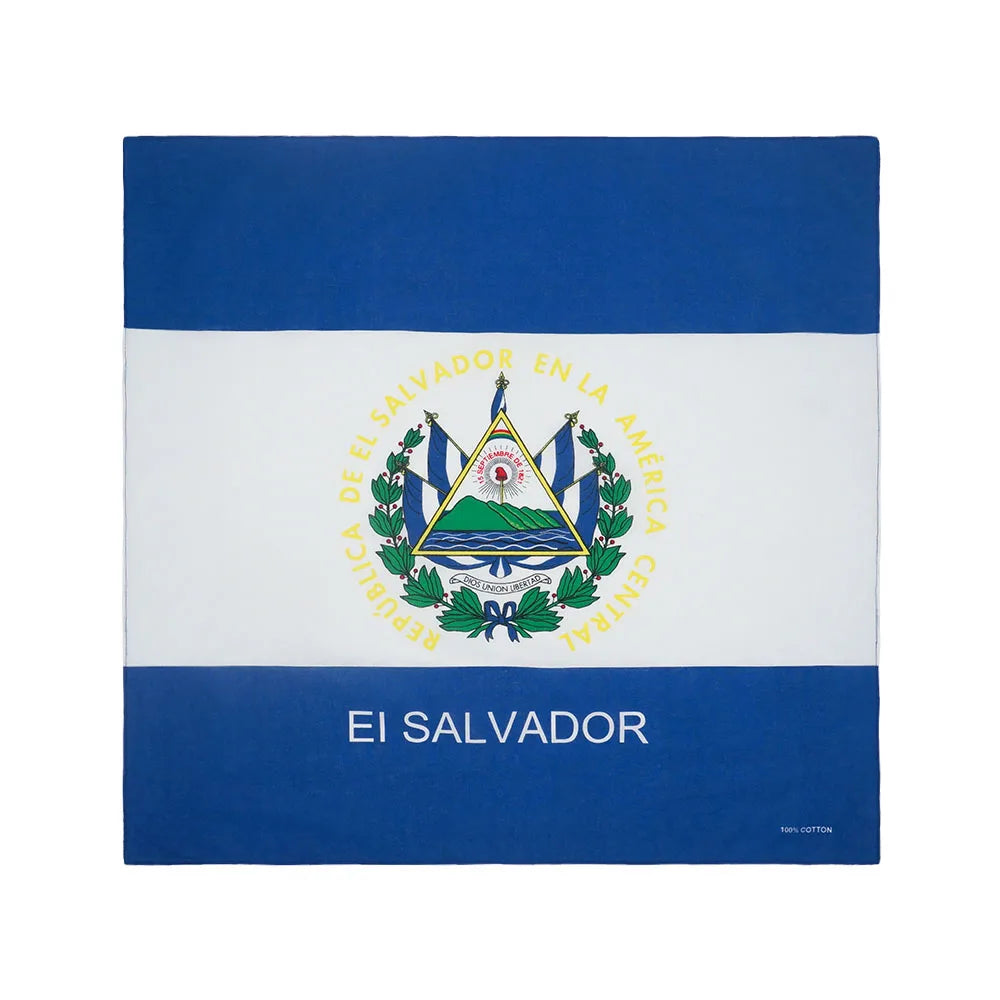 Blau-weiiges Stoffstück mit der Flagge El Salvador und dem Schriftzug EI SALVADOR