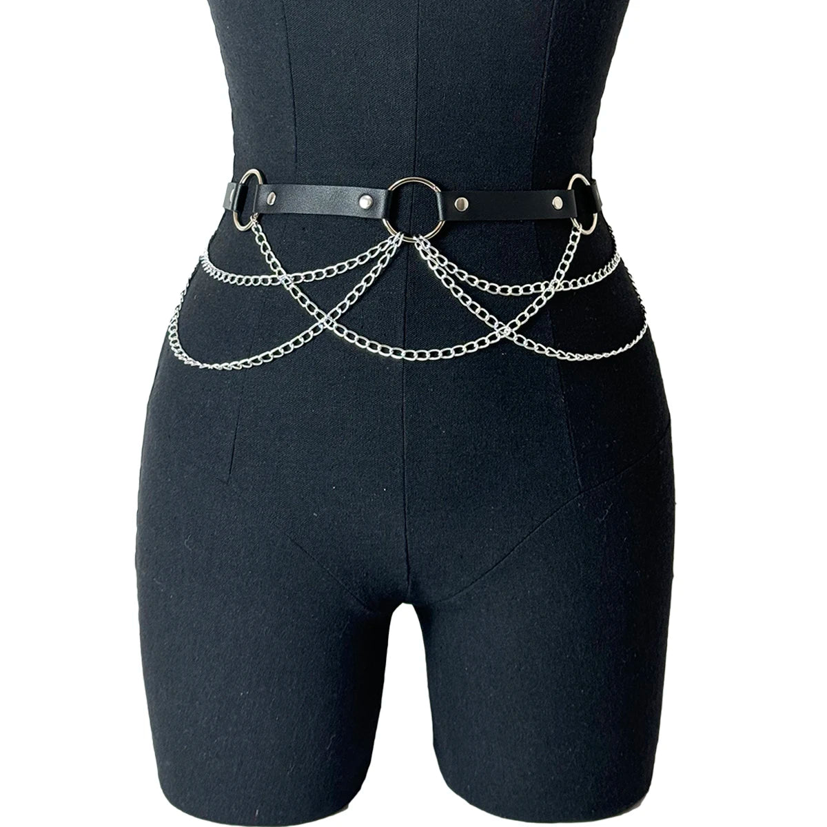 Top bodycon negro con cinturón de arnés de cuero falso ajustable y cadenas plateadas