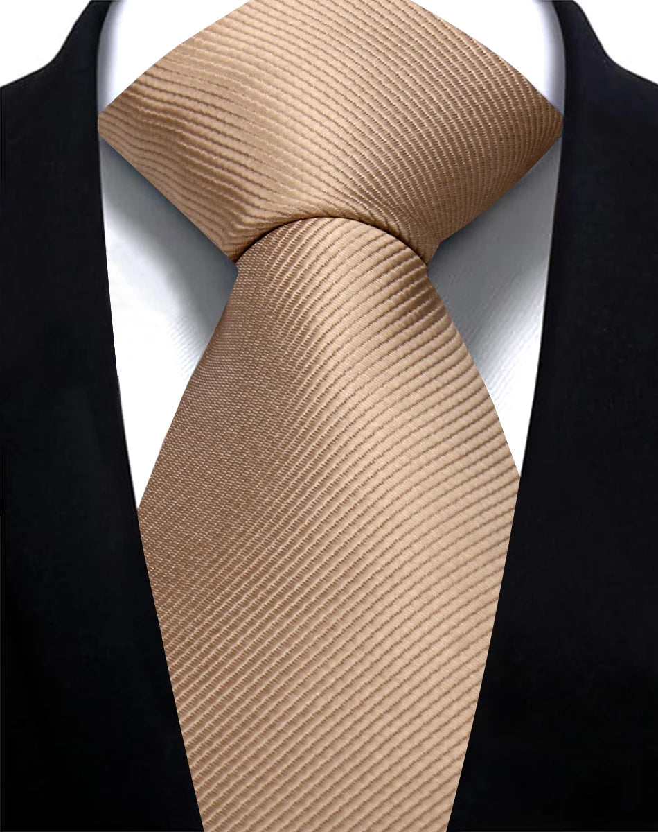 Nahaufnahme einer beige gestreiften Jacquard-Krawatte getragen mit einem schwarzen Sakko.