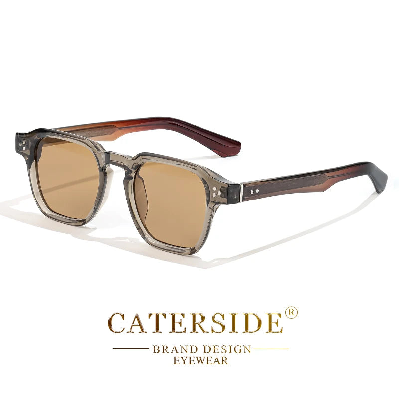 Braunrahmen-Square-Sonnenbrille mit bernsteinfarbenen Linsen auf weißem Hintergrund.