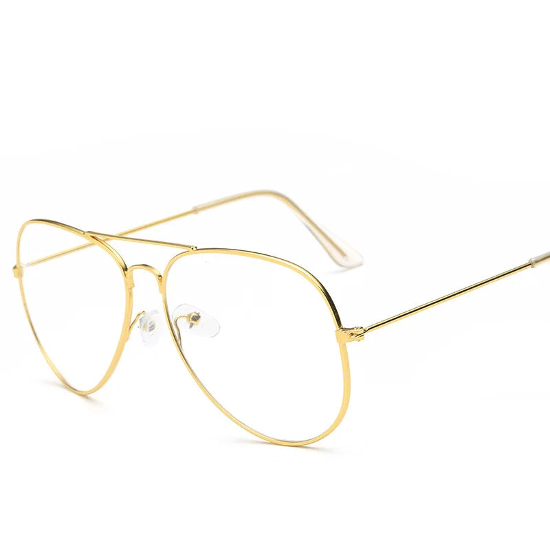 Lunettes avec monture dorée rétro et verres clairs sur fond blanc