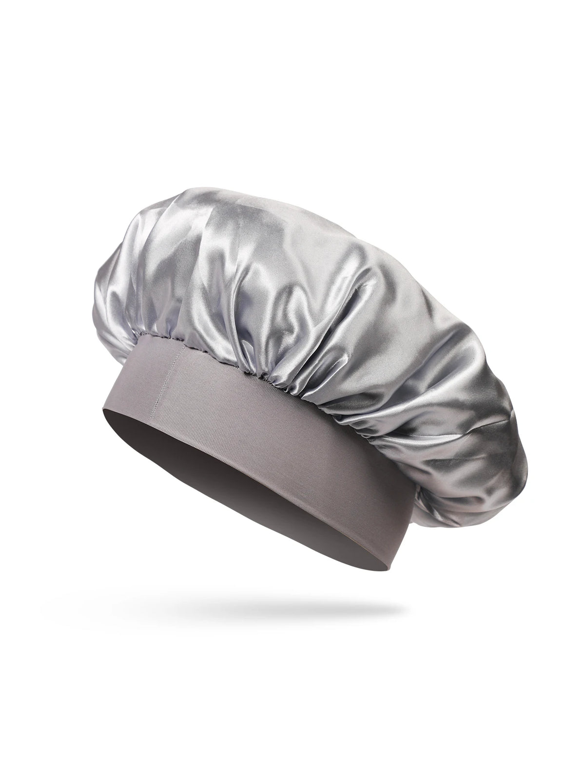 Un bonnet de cheveux en satin de soie argenté est posé sur un fond blanc.