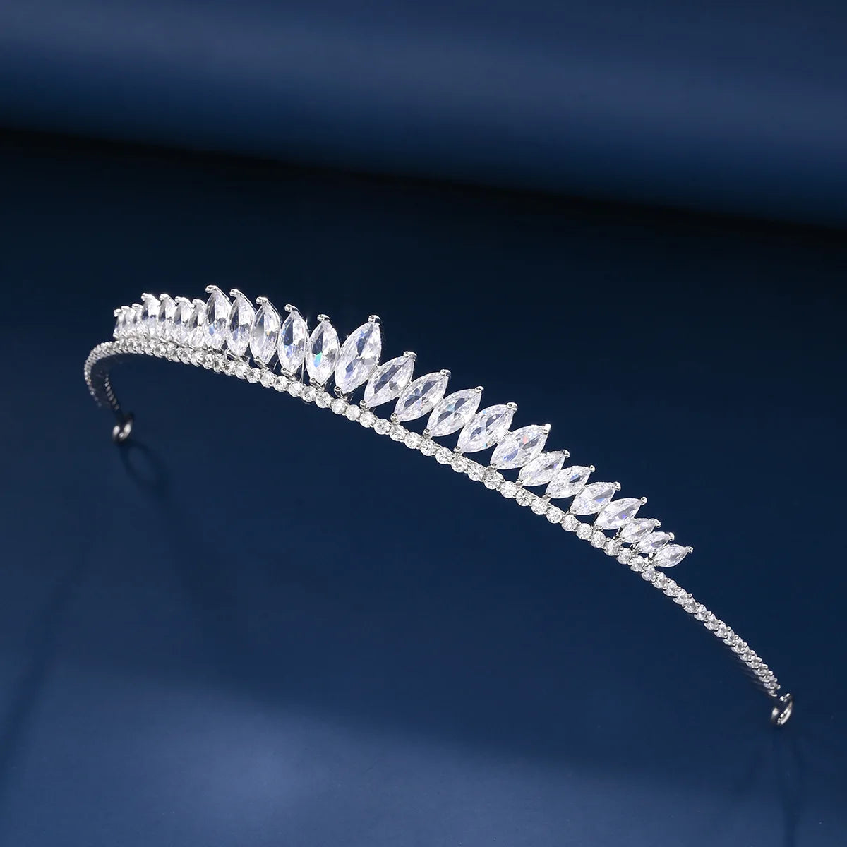 Diadème de mariage en zircone taillée scintillant avec une ligne courbe de pierres claires.