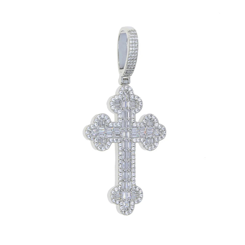 Collier pendentif croix argenté et serti de strass avec un design détaillé et scintillant.