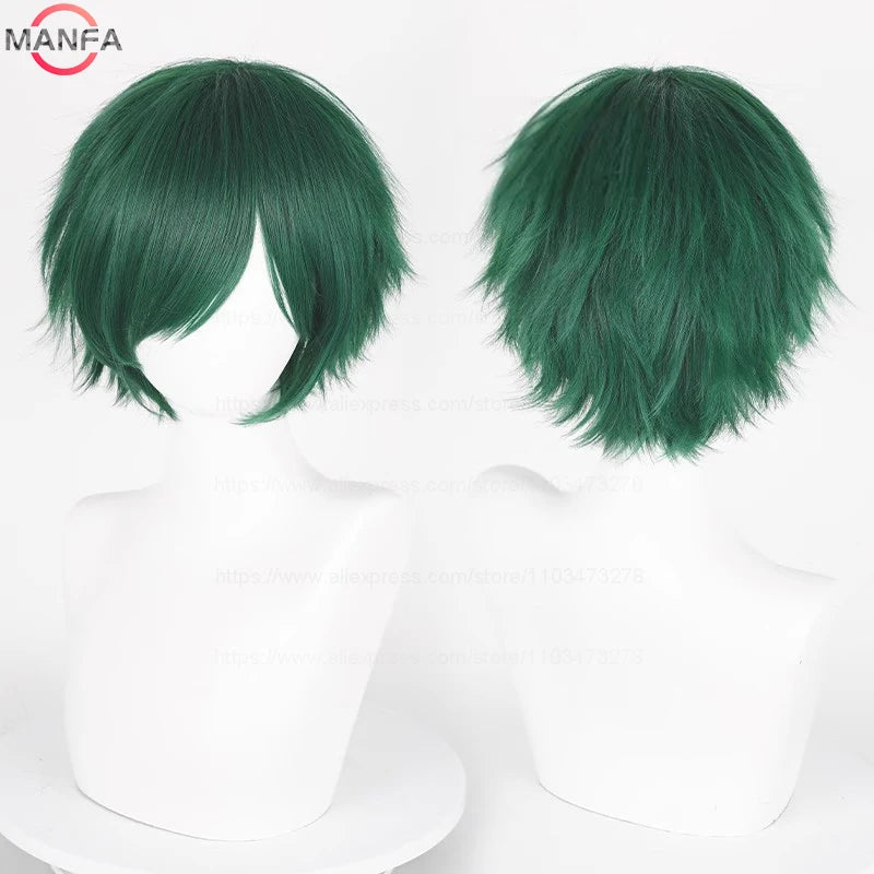 Peluca verde oscuro exhibida en un maniquí.