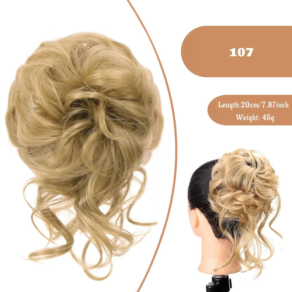 Bündel blondes natürliches synthetisches Haar, gestylt zu einem lockeren Dutt oder Hochsteckfrisur, neben einem Modelkopf.