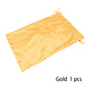 Eine einzelne goldene Satin-Aufbewahrungstasche mit Schnurzug.