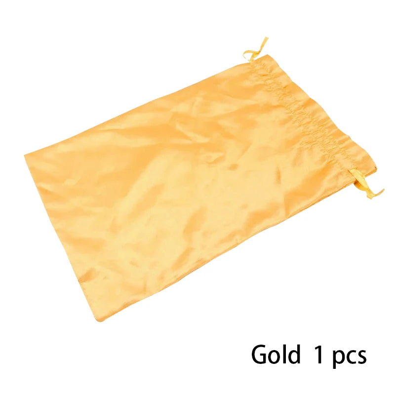 Eine einzelne goldene Satin-Aufbewahrungstasche mit Schnurzug.