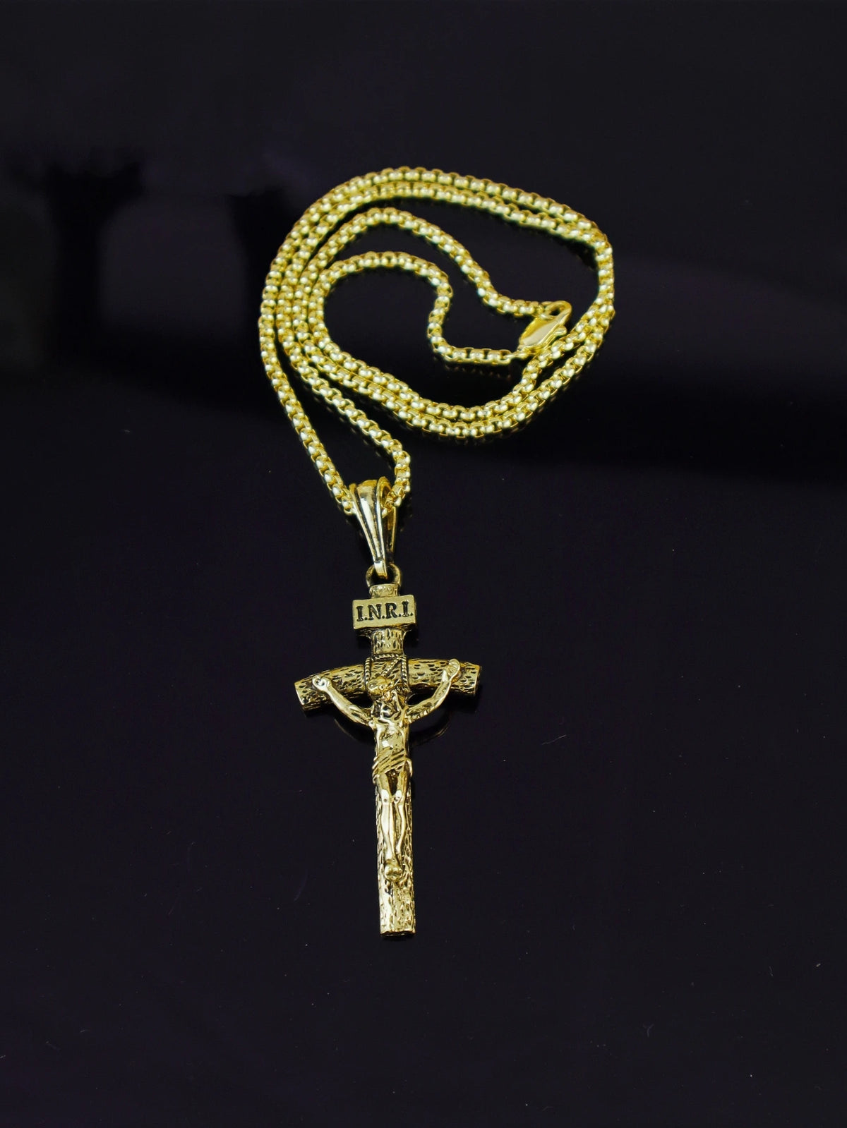 Goldplattiges Jesus-Kreuz-Anhänger mit Kette und INRI-Plaque.