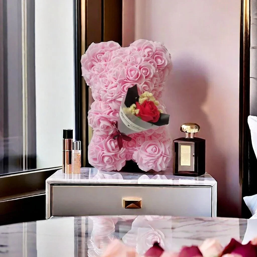 Bouquet de ours en peluche en forme de cœur rose fait de roses en mousse tendre, présenté sur un plateau argenté.