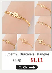 Bracelet et bangle en forme de papillon doré présentés sur un poignet et une main.