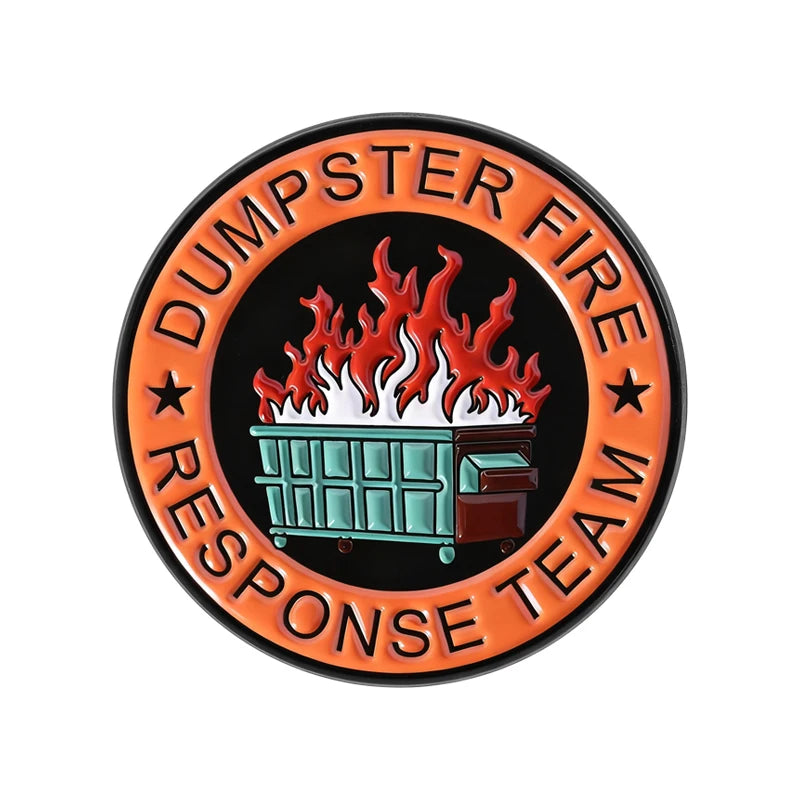 Runde Anstecknadel mit stilisiertem orangefarbenem Müllbrand mit Flammen und dem Schriftzug DUMPSTER FIRE RESPONSE TEAM