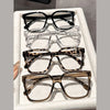 Colección de cinco gafas cuadradas anti-luz azul para hombres y mujeres, mostradas en una caja blanca.