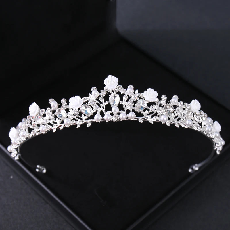 Tiara et couronne en strass de cristal brillant, accessoire pour les cheveux, affiché dans une boîte sombre.