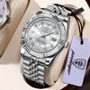 Montre-bracelet quartz argentée pour homme avec bracelet métallique et bracelet en cuir, présentée sur une surface claire.