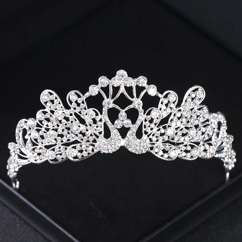 Tiare et couronne en strass de cristal argenté, accessoire pour les cheveux, sur une surface sombre.
