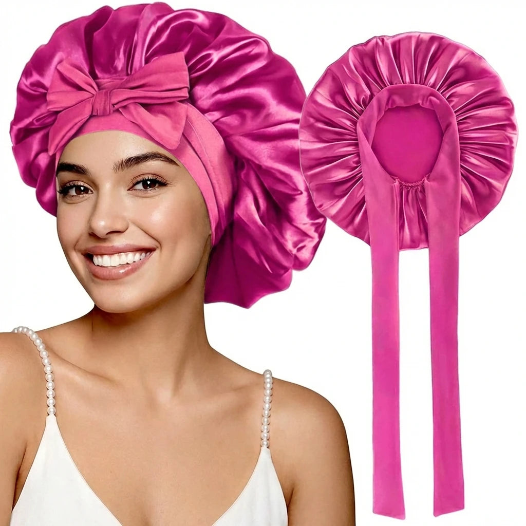 Una mujer modela un gorro de dormir de satén rosa vibrante con largas cintas.