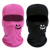 Un par de balaclavas de malla transpirable, una rosa y una negra, mostradas contra un fondo blanco.