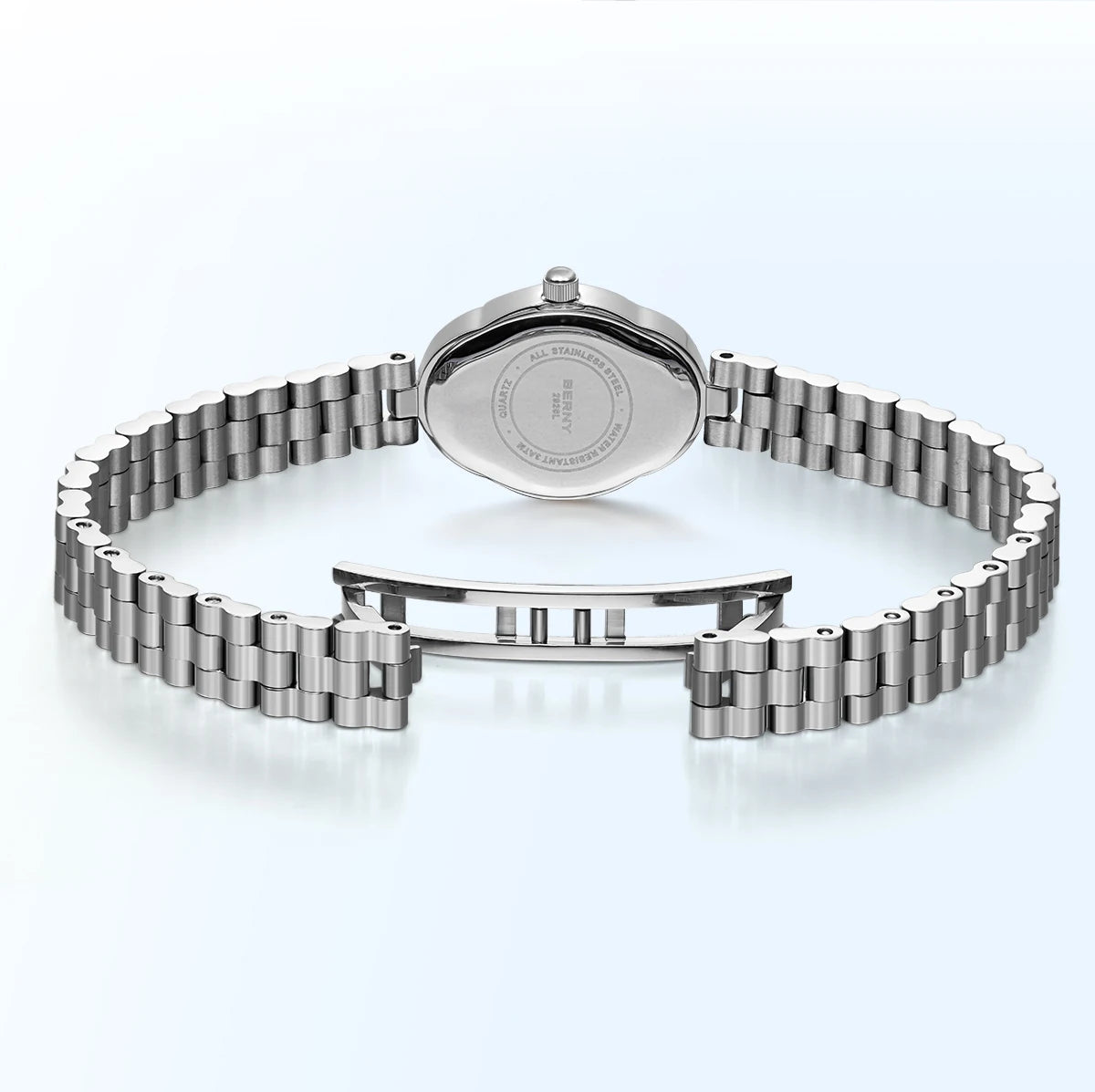 Montre-bracelet quartz en acier inoxydable argenté avec bracelet métallique sur fond blanc.