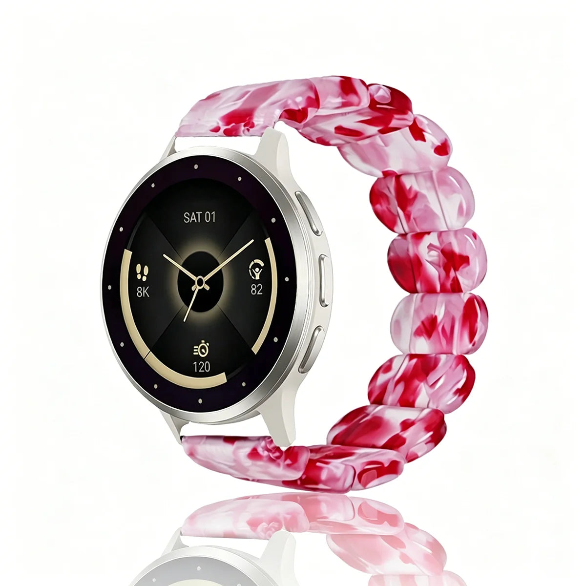 Une montre avec un bracelet en résine élastique marbré rose et blanc, présentée sur une surface réfléchissante.