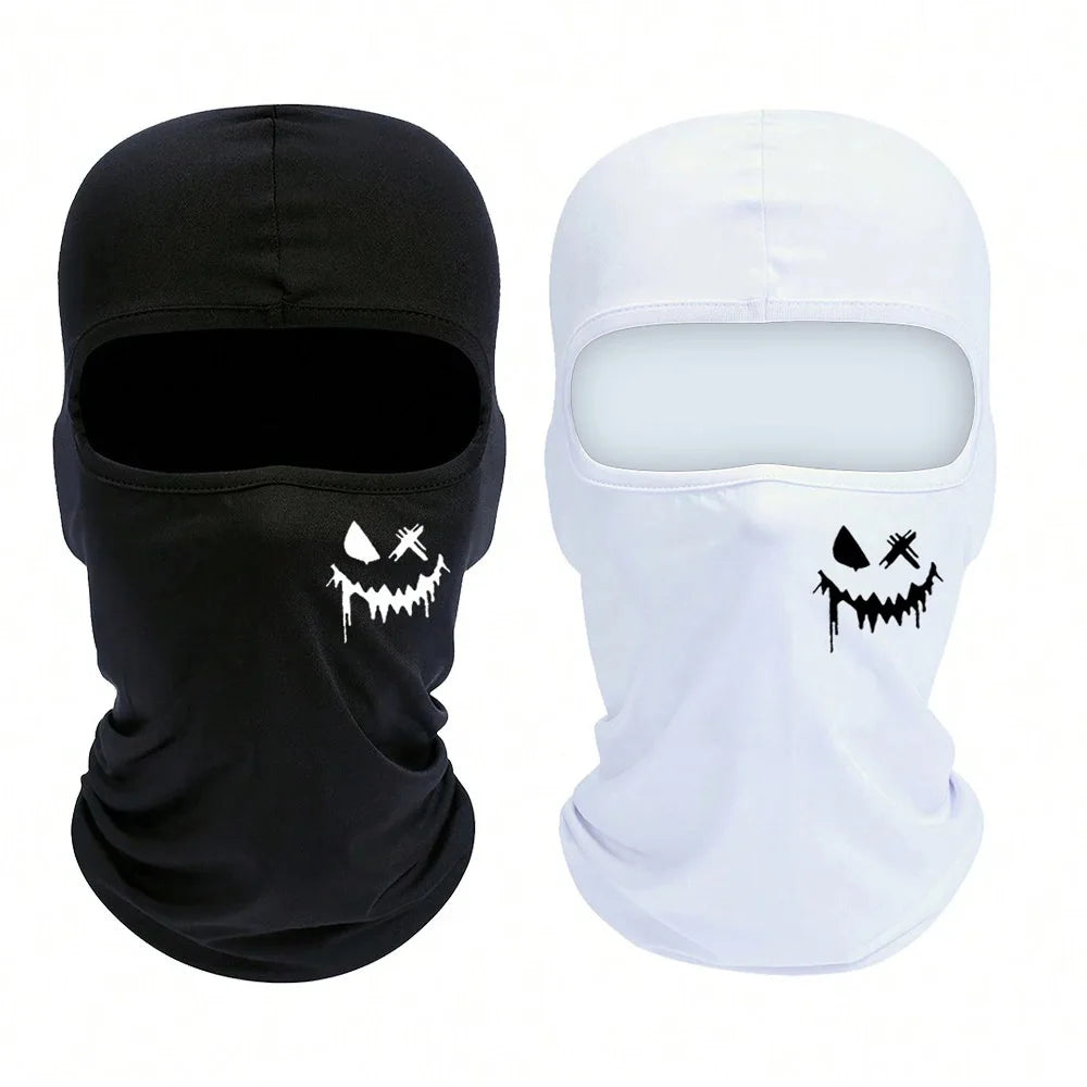 Un par de balaclavas de malla transpirable, una negra y una blanca, mostradas una al lado de la otra.