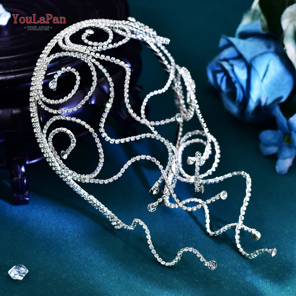 Glitzerndes Kristall-Rhinestone-Brauthaarband, präsentiert auf dunkelgrünem Samt.