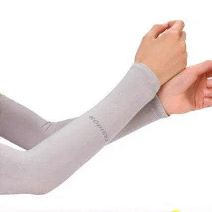 Eine Hand trägt einen hellgrauen Langarm-Armwärmer für Sport und Sonnenschutz.