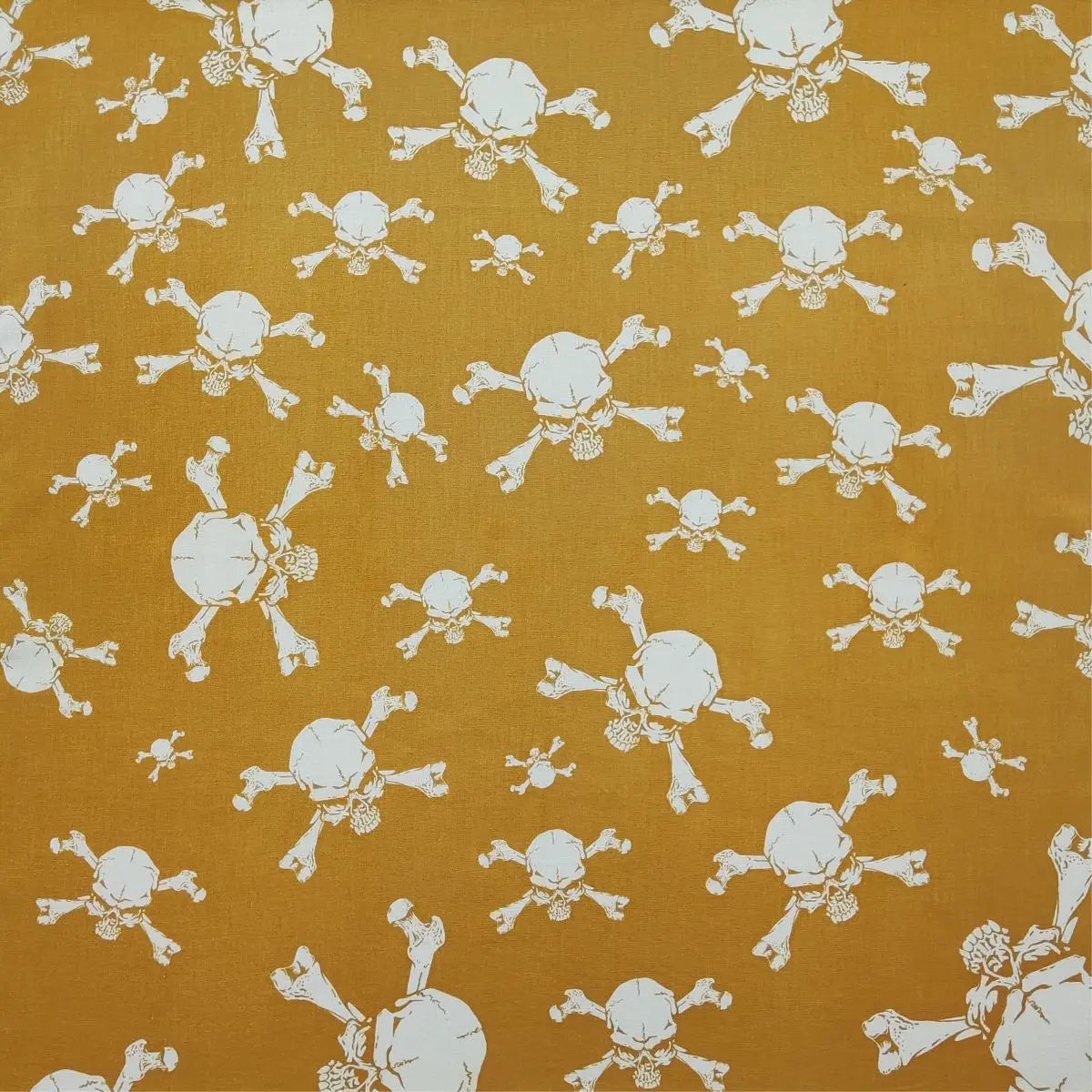Patrón repetitivo de calaveras blancas en tela amarillo mostaza.