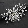 Peigne pour cheveux de mariée en cristal délicat avec des cristaux clairs scintillants, disposition en branche.
